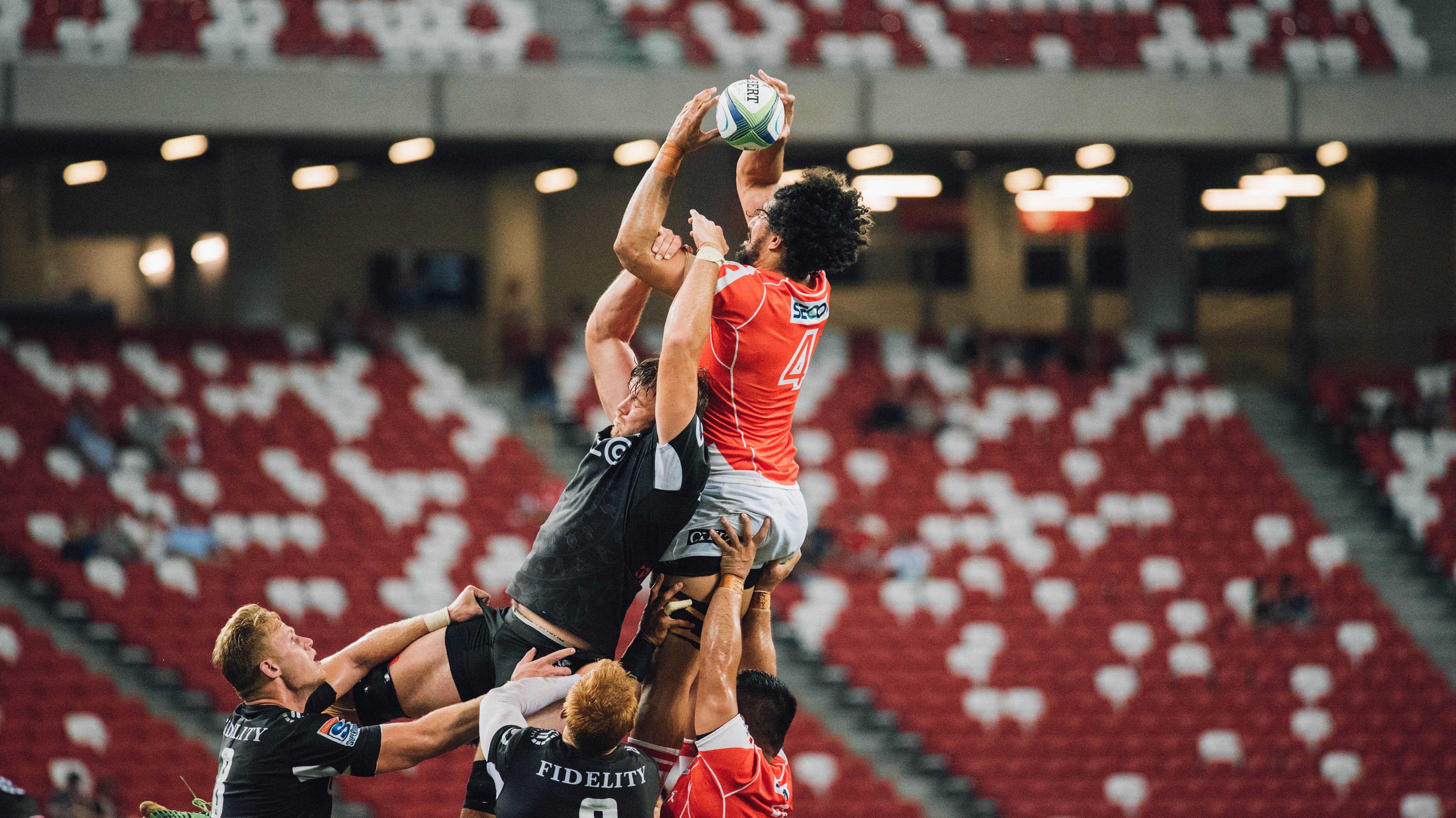 冬季运动体验营吸引大量青少年参与，冬季锻炼活动