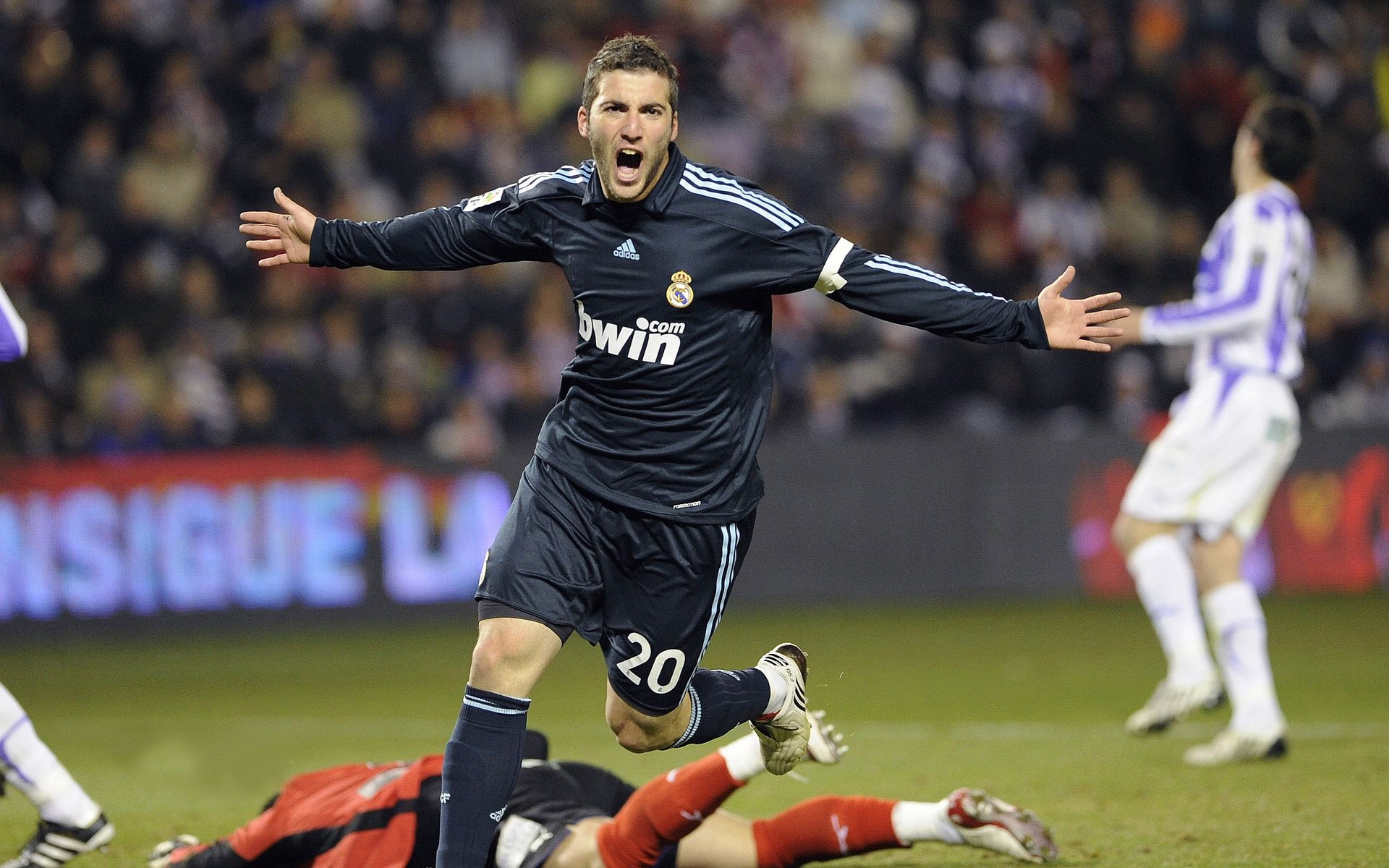 爱游戏在线登录-奥尔韦拉决赛冲线瞬间引爆全场，奥尔伟业